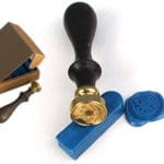 Bâtons de cire et cachet symbole